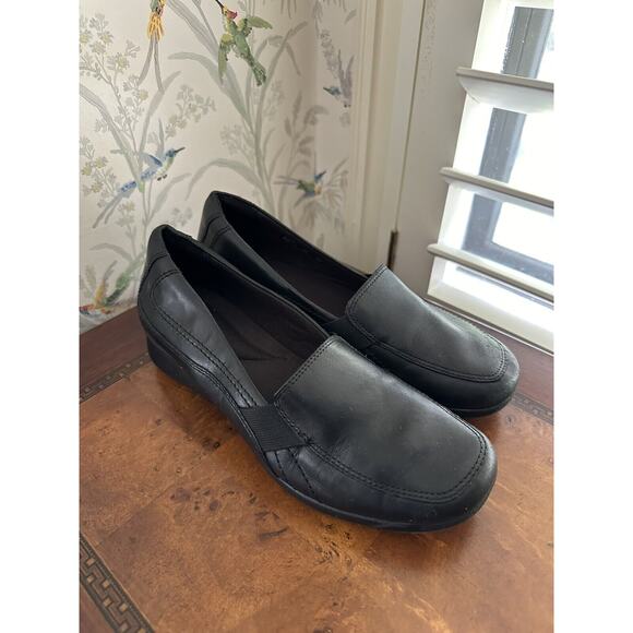 PFR Women's CLARKS Sz 8 Black leather Classic Square toe Low Wedge Loafers Shoe - Picture 1 of 7